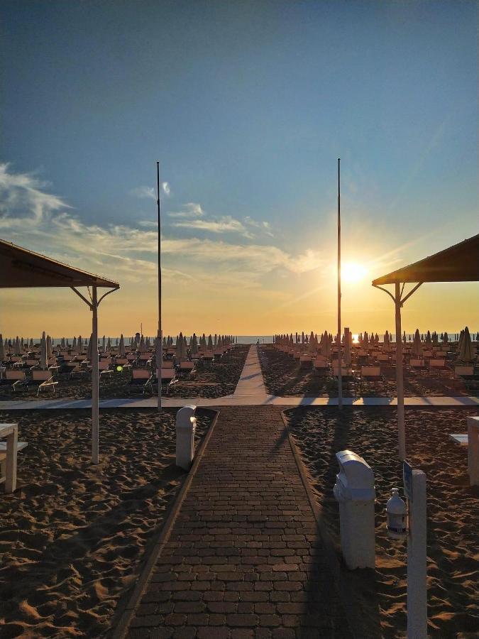 Hotel Naica Rimini Bagian luar foto