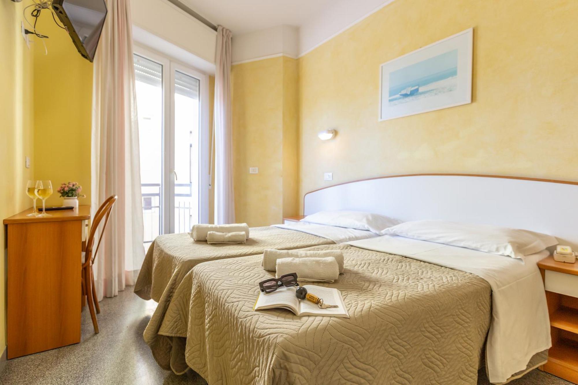 Hotel Naica Rimini Bagian luar foto